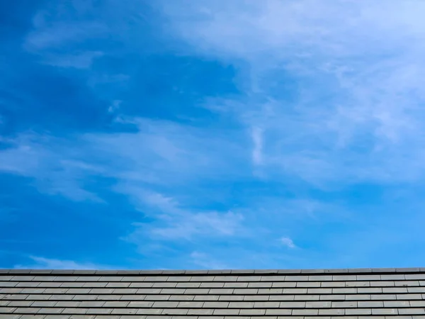 午前中に屋根と青い空白い雲 — ストック写真