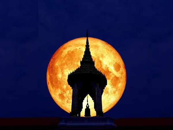 Super lună plină de sânge înapoi de siluetă clopot turn — Fotografie, imagine de stoc