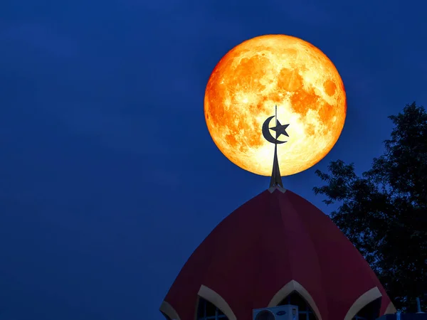 Super luna plină de sânge înapoi în partea de sus a moscheii stele lună — Fotografie, imagine de stoc