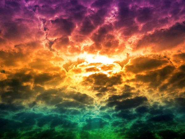 Matahari kembali pada warna-warni menyembuhkan awan sinar matahari di langit — Stok Foto