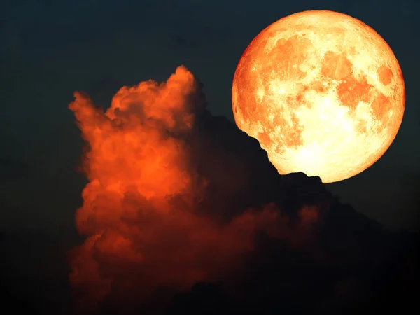 Super plné krve měsíc haldy cloud světlo zapadajícího slunce — Stock fotografie