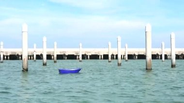 Denizde yüzen sandal ve dalga tarafından hareket