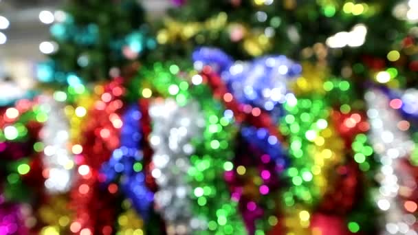 Bulanık renkli Noel ağacı hareket bokeh rüzgarla hareket — Stok video