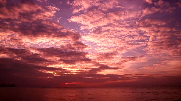 Verspreiden van wolk avondrood op zee — Stockvideo