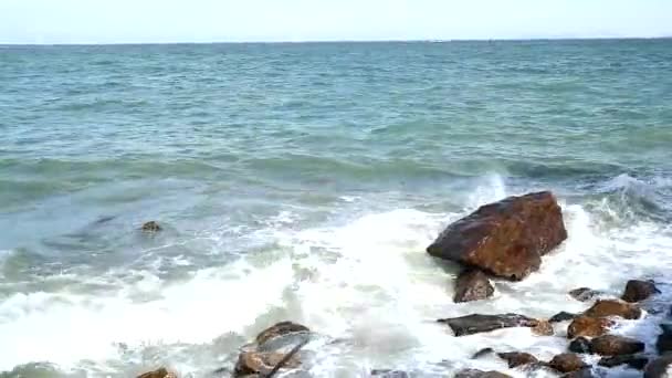 Oleaje a piedra de granito siempre tiempo cerca de la costa — Vídeos de Stock