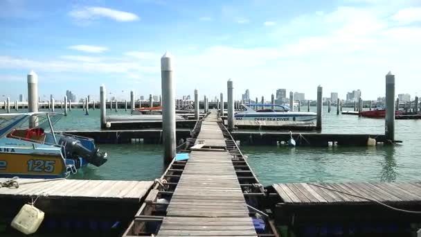 Dřevěný pontonový molu přesunout vody a vlny — Stock video