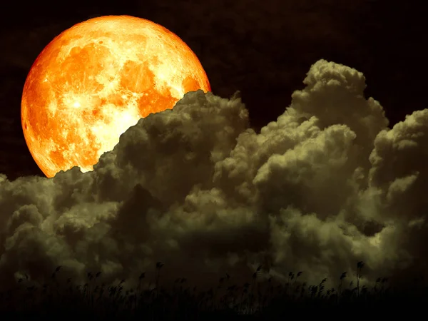 Super luna llena de sangre de nuevo en la nube blanca montón — Foto de Stock