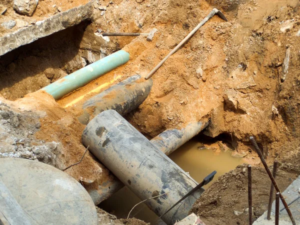Escavar sujeira para tubulações subterrâneas de reparação ou substituição — Fotografia de Stock