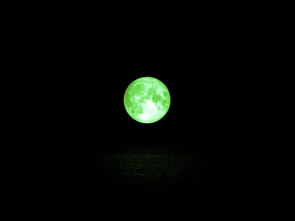 Grüner Vollmond und Lichtreflexion auf der Wasseroberfläche — Stockfoto
