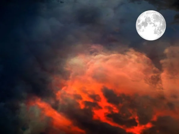 Super lune sur le ciel rouge foncé nuage de lave — Photo