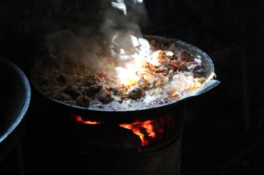 iç organlar tavuk çorbası kaynatın büyük kızartma tavası ve duman vintage mutfak yemek kokusu