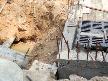 Borulara onarım ya da değiştirme toprağı kazmak