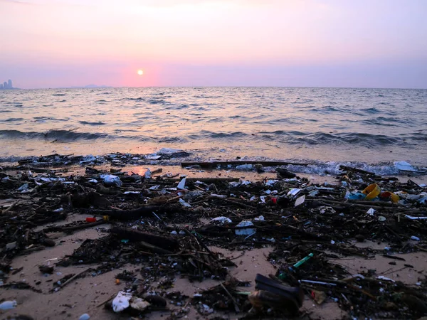 köpük plastik bambu kirliliği plaj gün batımı arka plan üzerinde