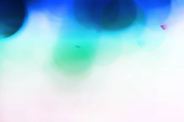 Bleu bulles floues, boule de verre sur abstrait avec coloré sur est — Photo