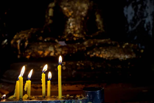 Свечи и пламя в буддистском храме золотой Будда фон — стоковое фото