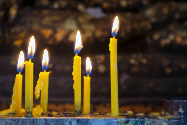 Kaars en vlam in boeddhistische tempel goud Boeddha achtergrond — Stockfoto