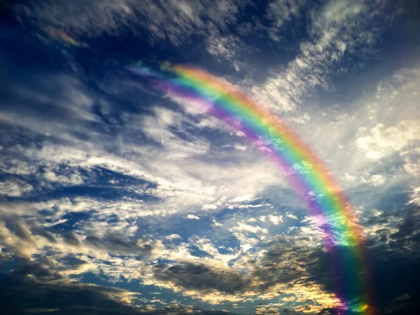 Rainbow dark šířit oblak západ slunce — Stock fotografie