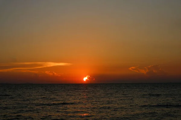 Solnedgången sista ljuset på sky line mörka lite vågor på havet — Stockfoto