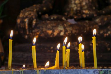mum ve alev buddist Tapınağı altın buddha arka plan