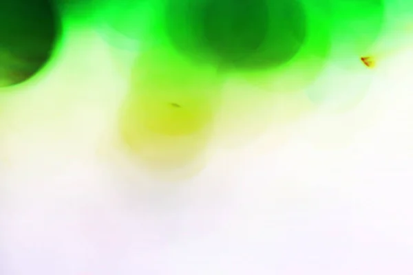 Groene Blurred bubbels, glazen bal op abstract kleurrijk op isolat — Stockfoto