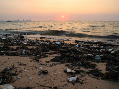 plastik bambu köpük ve plaj günbatımı backgrou atık kirliliği