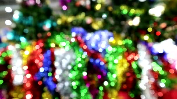 Colorido de bokeh desfocado movimento da árvore de natal movimento pelo vento — Vídeo de Stock