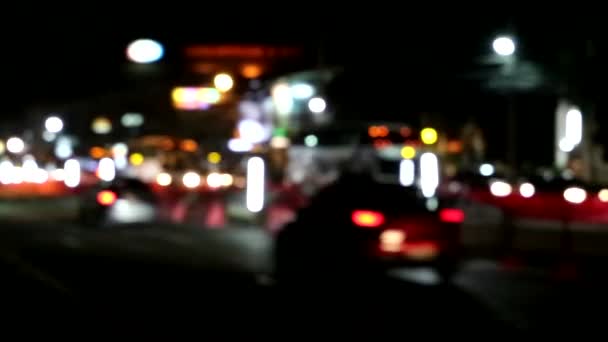 Vehículo desenfocado en carretera y mantenimiento de luces de advertencia en carretera — Vídeos de Stock