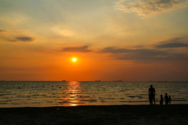 adam ve çocuk oynamak plaj ve günbatımı