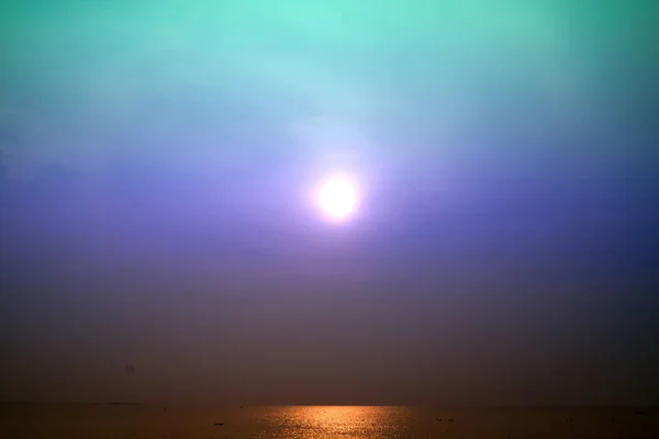 海の降雨後の空に夕日の柔らかい霧をぼかし — ストック写真