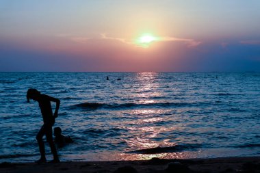 çocuktan uzak kumsalda koşmak siluet kadın