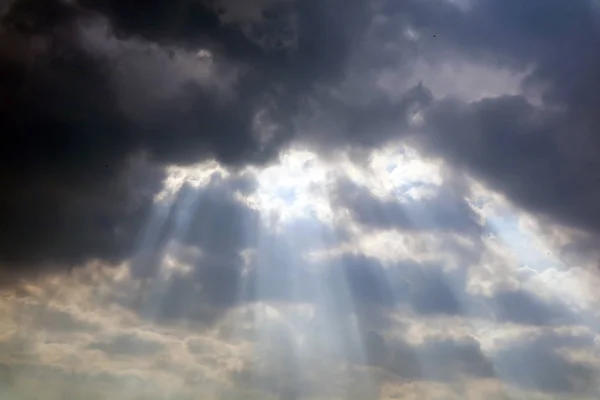 Rayo de luz solar de la nube a la tierra, concepto dios bendiga, regalo, lu — Foto de Stock