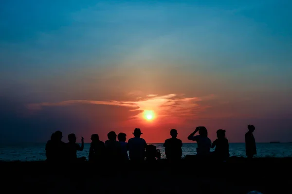 Silhouette family meeting and looking sunset on beach — Stock Photo, Image