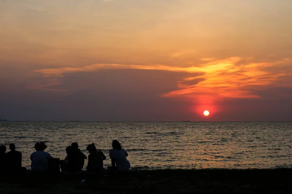Silhouette people meeting look sunset sky on beach — Stock Photo, Image