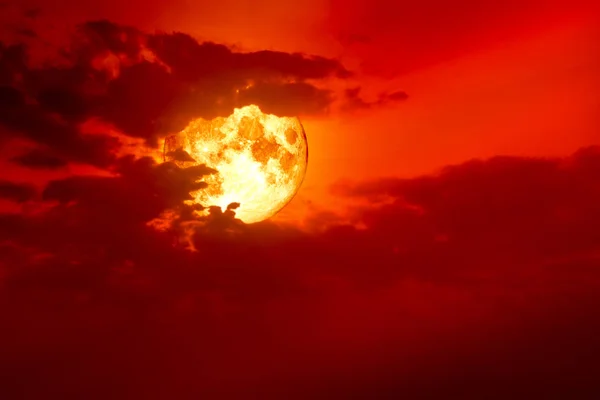 Super full krwi księżyc wyprowadzić pleców sylwetka ciemny czerwony sterty clo — Zdjęcie stockowe