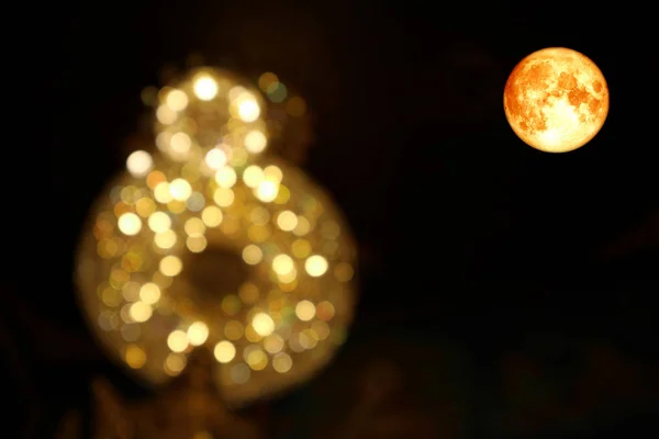 Pleine lune de sang sur le ciel nocturne et brouiller la lumière du lustre en bourgeon — Photo