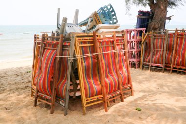 plastik sandalye ve masa ve şemsiye vardı sürüsü ne zaman grup forc