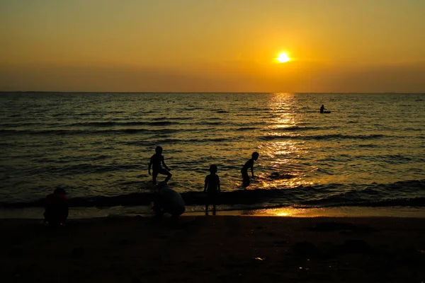 Silhouette famille et animal de compagnie à la plage et au coucher du soleil de sable de mer — Photo
