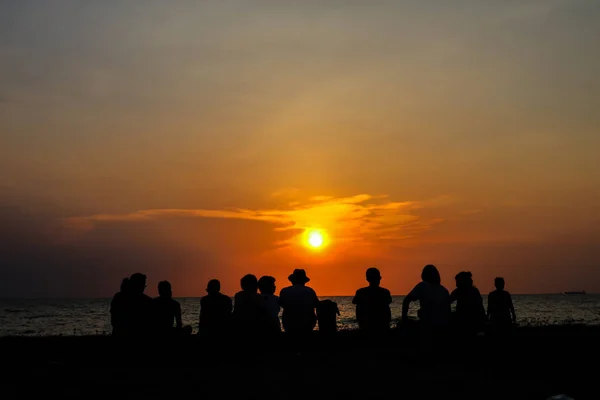 Silhouette family sit and looking sunset on beach — Stock Photo, Image