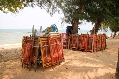 plastik sandalye ve masa ve şemsiye vardı sürüsü ne zaman grup forc