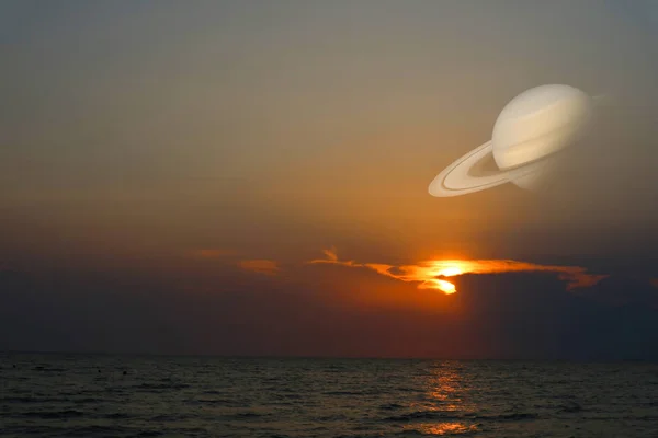 Закат Сатурна назад силуэт облако на горизонтальной линии в море — стоковое фото