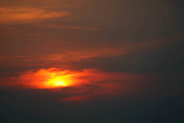 Pôr-do-sol escuro de volta na silhueta vermelho laranja noite nuvem e céu — Fotografia de Stock