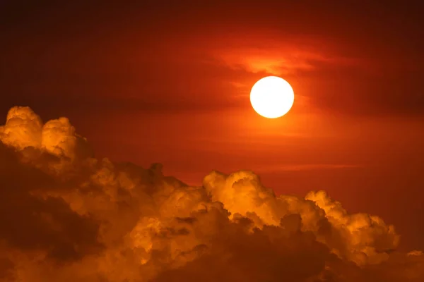 薄暗い夕日がシルエットに赤いオレンジの夜雲と空に — ストック写真