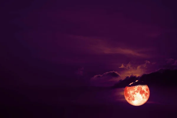 Månen tilbake på silhuetthaugen rød sky på nattehimmelen – stockfoto