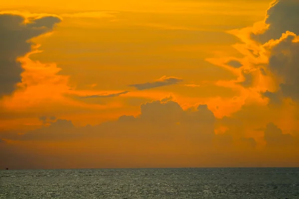Красочный закат неба на облаке рыбацкой лодки на острове и море — стоковое фото