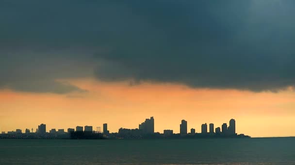 Pattaya ciudad con mal humo y polvo es pequeñas partículas, 2.5 micronsin el aire y la nube de tormenta sobre la ciudad — Vídeo de stock