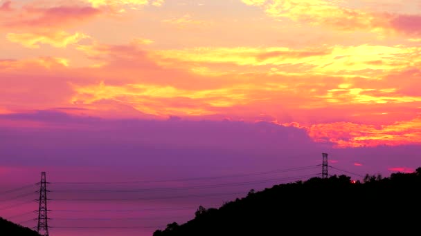 Púrpura pôr-do-sol vermelho céu chama e montanha silhueta — Vídeo de Stock