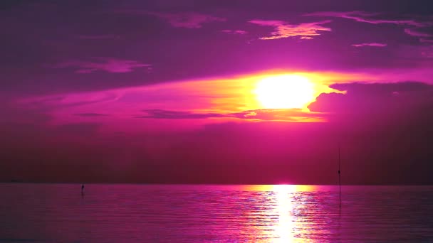 Mor günbatımı yansıması deniz yüzeyinde ve gökyüzünde bulut — Stok video