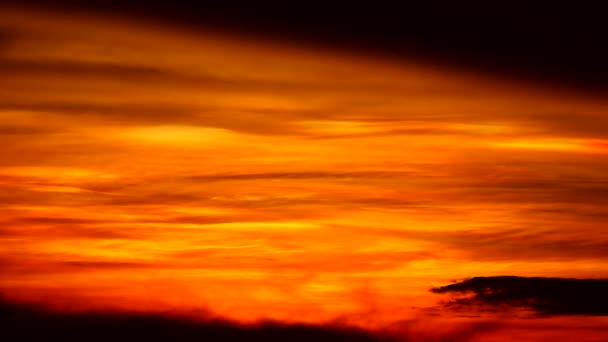 Rouge orange jaune nuage de flamme sur le coucher du soleil ciel et silhouette nuage sombre — Video