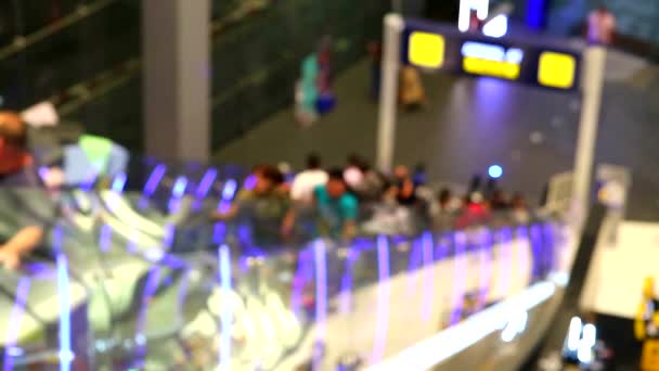 Touristes flous montant un escalier roulant pour entrer dans un centre commercial — Video