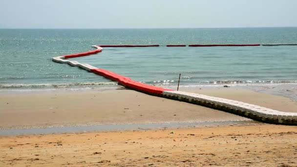 La barrera de boya es una zona para que los turistas naden en el área designada. Y prohibir que los barcos se acerquen — Vídeo de stock